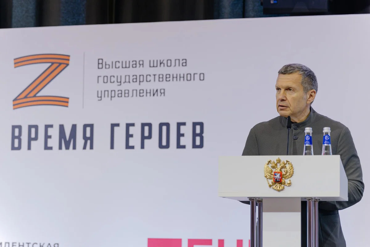 Владимир Соловьев дает напутствия участникам программы «Время героев». Фото: времягероев.рф