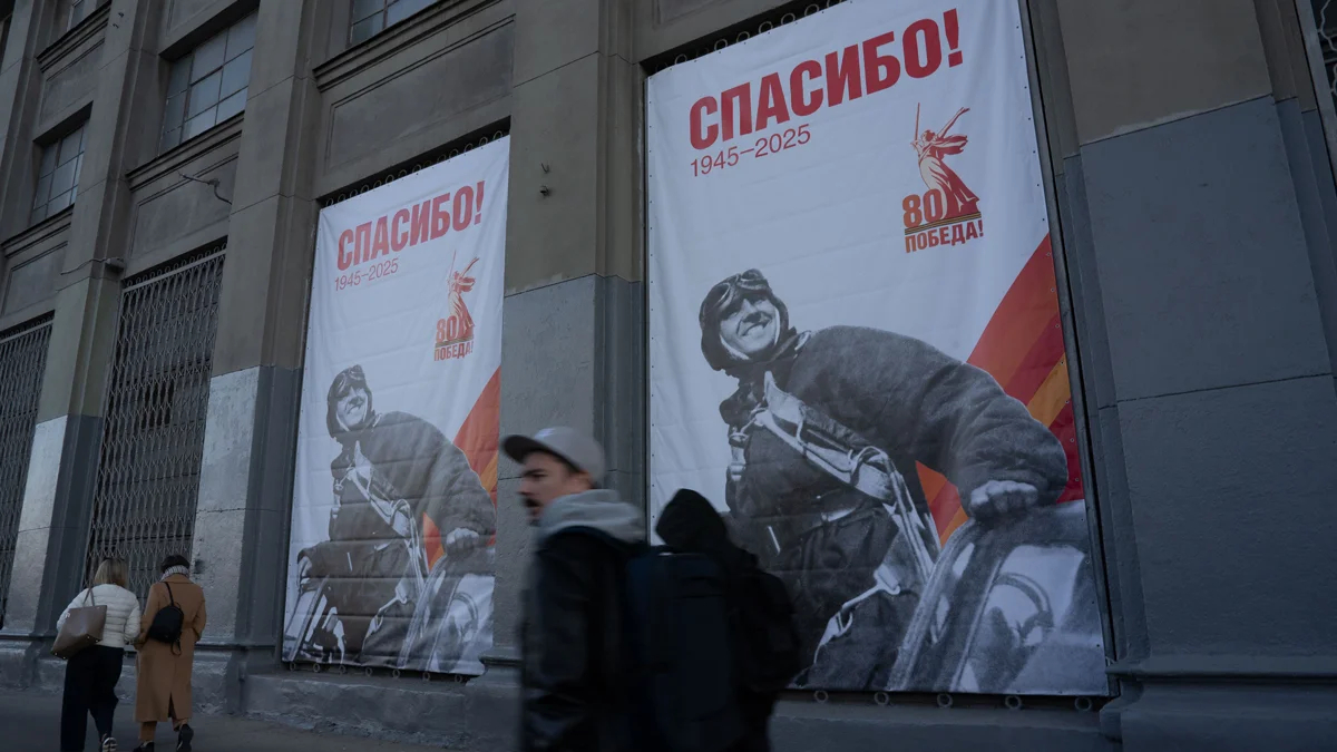 Типовой плакат на Ленинградском проспекте. Его можно увидеть в разных по всей Москве и в других городах, — на торцах домов, на остановках, в витринах и в качестве наклеек.