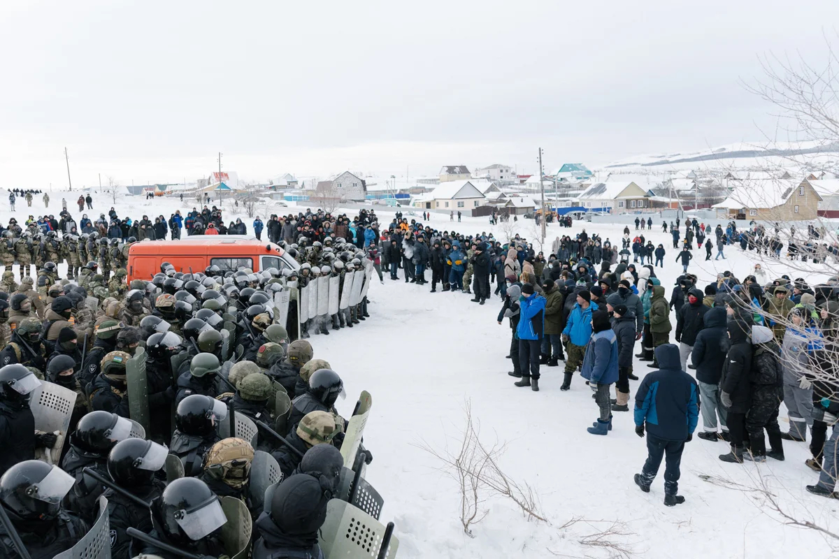 Силовики разгоняют протестующих после объявления приговора Фаилу Алсынову, Баймак, Башкартостан, 17 января 2024 года. Фото: Аня Марченкова / AFP / Scanpix / LETA (edited)