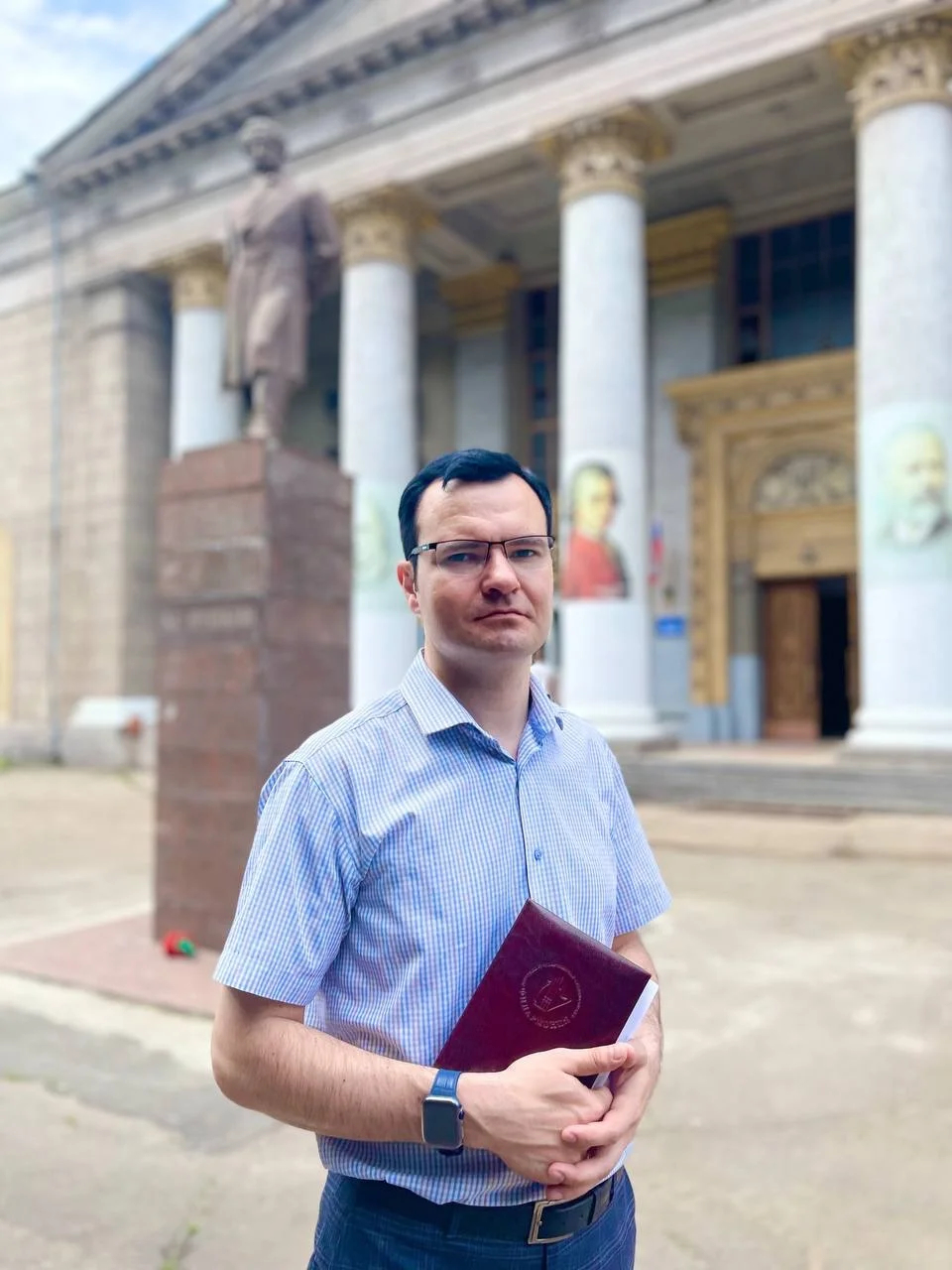 Александр Парецкий на фоне мариупольской филармонии 28 июня. В момент съемки Парецкий смотрит на сгоревший дом на проспекте Металлургов, где пыталась закрепиться группа Матвея. Фото: ВКонтакте