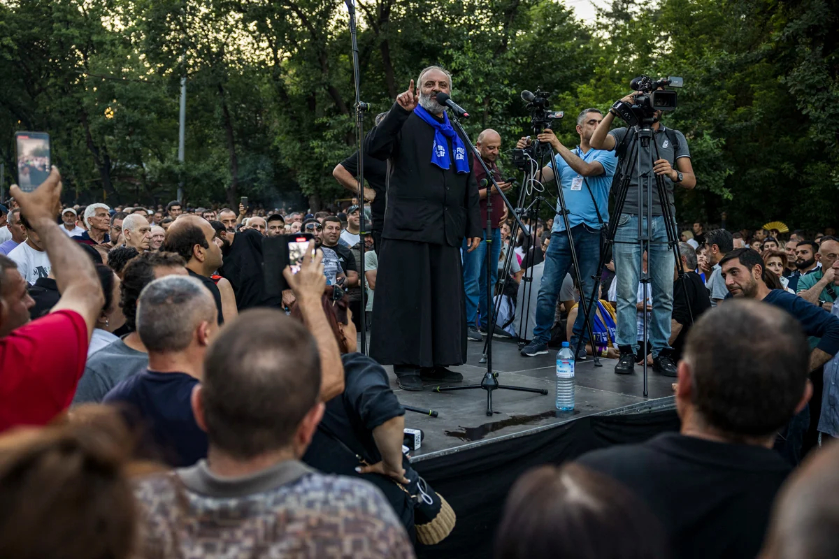 Баграт Галстанян выступает перед протестующими во время митинга против правительства у здания парламента в Ереване, Армения, 12 июня 2024 года. Фото: Anthony Pizzoferrato / Middle East Images / Abaca Press / Scanpix / LETA