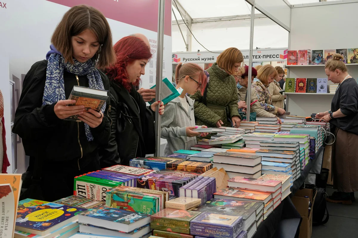 Посетители книжного фестиваля в Санкт-Петербурге, 22 мая 2025 года. Фото: Дмитрий Ловецкий / AP Photo / Scanpix / LETA