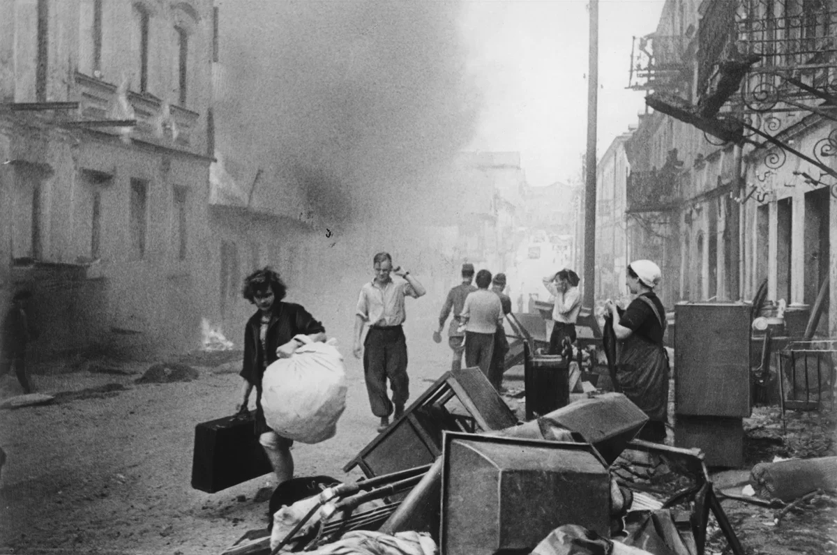 Citizens of Minsk walk by burning houses, summer 1944. Photo: akg-images / Scanpix / LETA