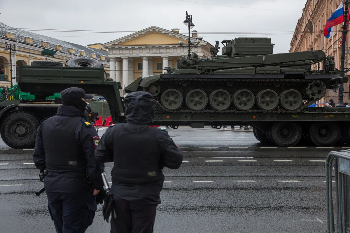 Транспортировка военной техники в центре Санкт-Петербурга, 7 мая 2025 года. Фото: Дмитрий Цыганов
