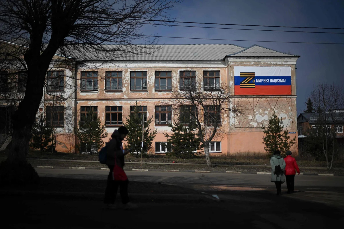 Баннер с буквой Z и надписью «За мир без нацизма» на здании в Ефремове, Тульская область, 23 марта 2023 года. Фото: Наталья Колесникова / AFP / Scanpix / LETA