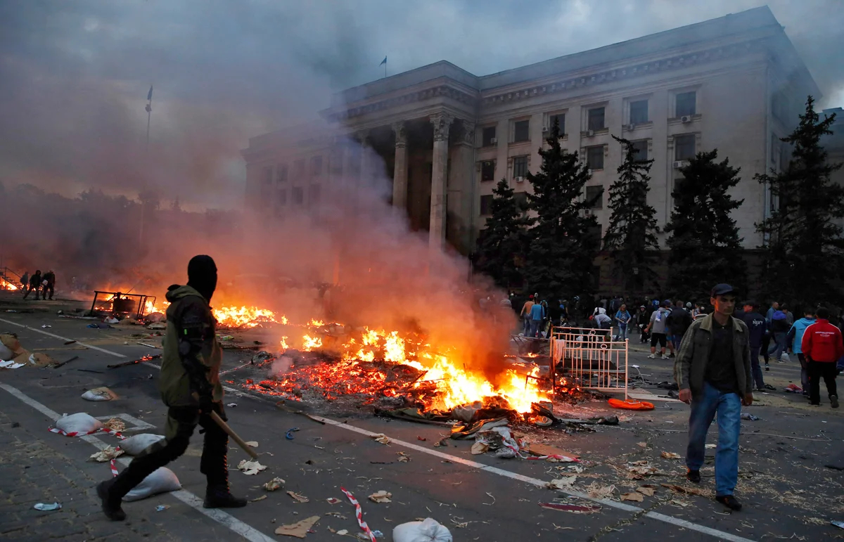 Протестующие на фоне горящего дома профсоюзов в Одессе, 2 мая 2014 года. Фото: Yevgeny Volokin / Reuters / Scanpix / LETA