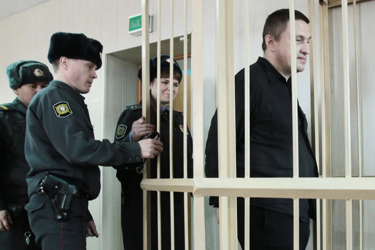 Константин Руднев (справа) во время вынесения приговора в Новосибирском районном суде, 7 февраля 2013 года. Фото: Евгений Курсков / Коммерсантъ / Sipa USA / Vida Press