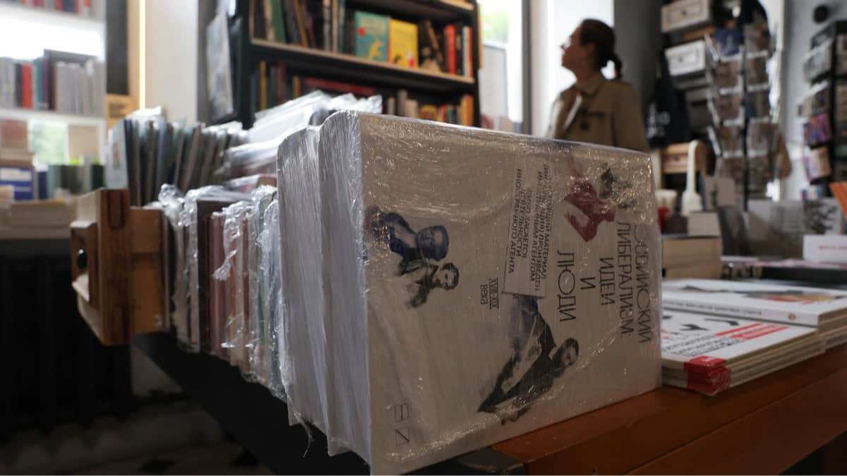 Промаркированные книги авторов, включенных в реестр «иностранных агентов» в книжном магазине Санкт-Петербурга, 1 сентября 2025 года. Фото: Антон Ваганов / Reuters / Scanpix / LETA