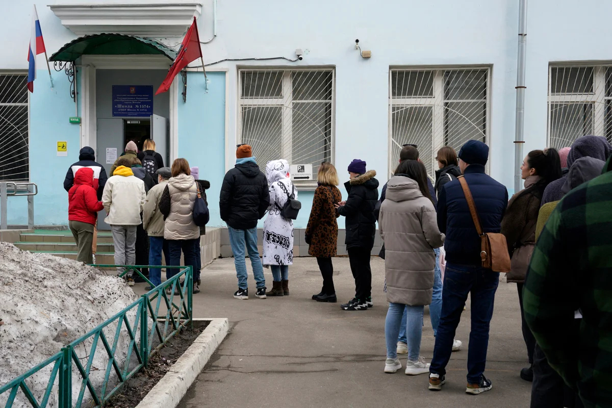 Избиратели ждут в очереди у избирательного участка, чтобы проголосовать на президентских выборах в Москве, 17 марта 2024 года. Фото: Юрий Грипас / Abaca Press / ddp images / Vida Press