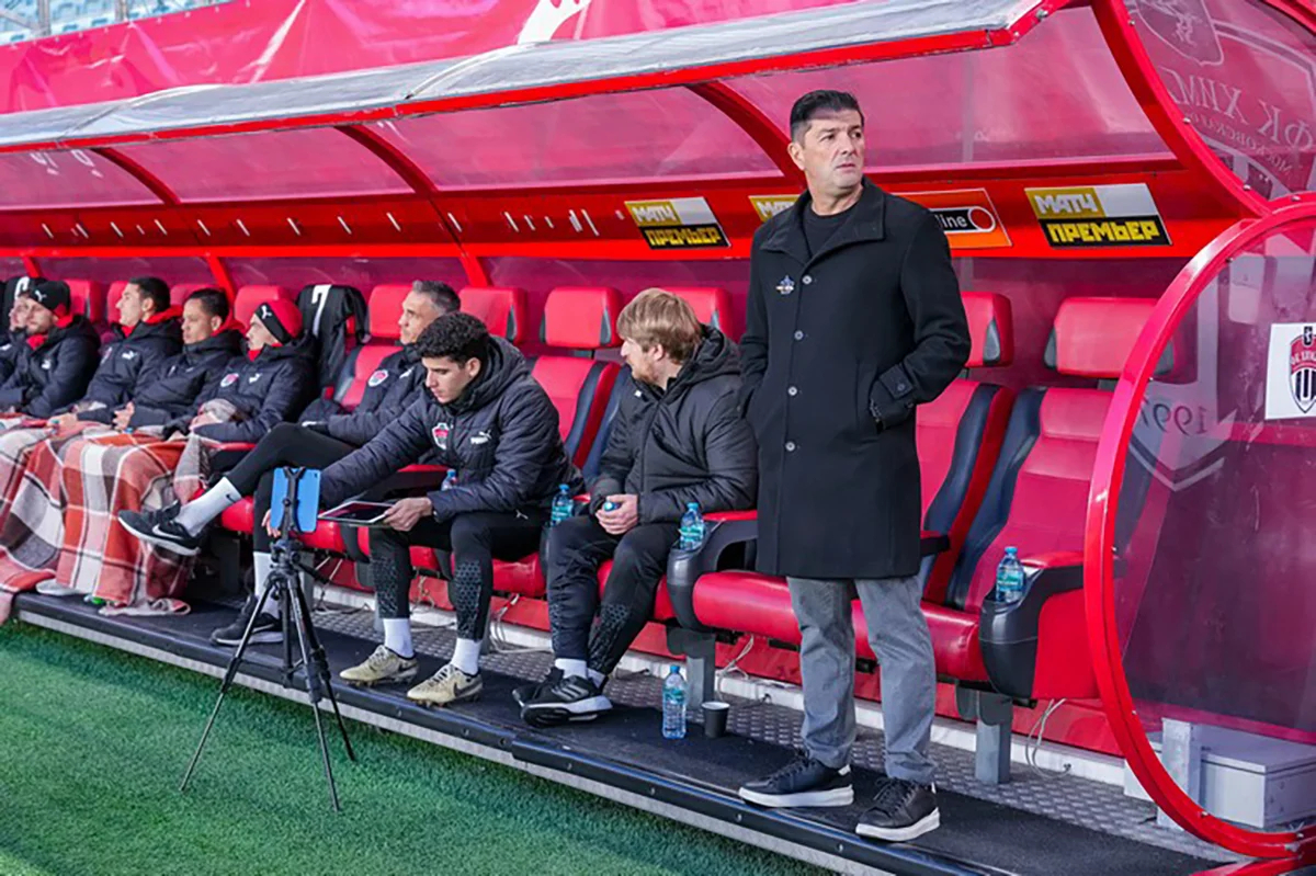 Франк Артига и футболисты ФК «Химки», 15 апреля 2025 года. Фото: fckhimki.com