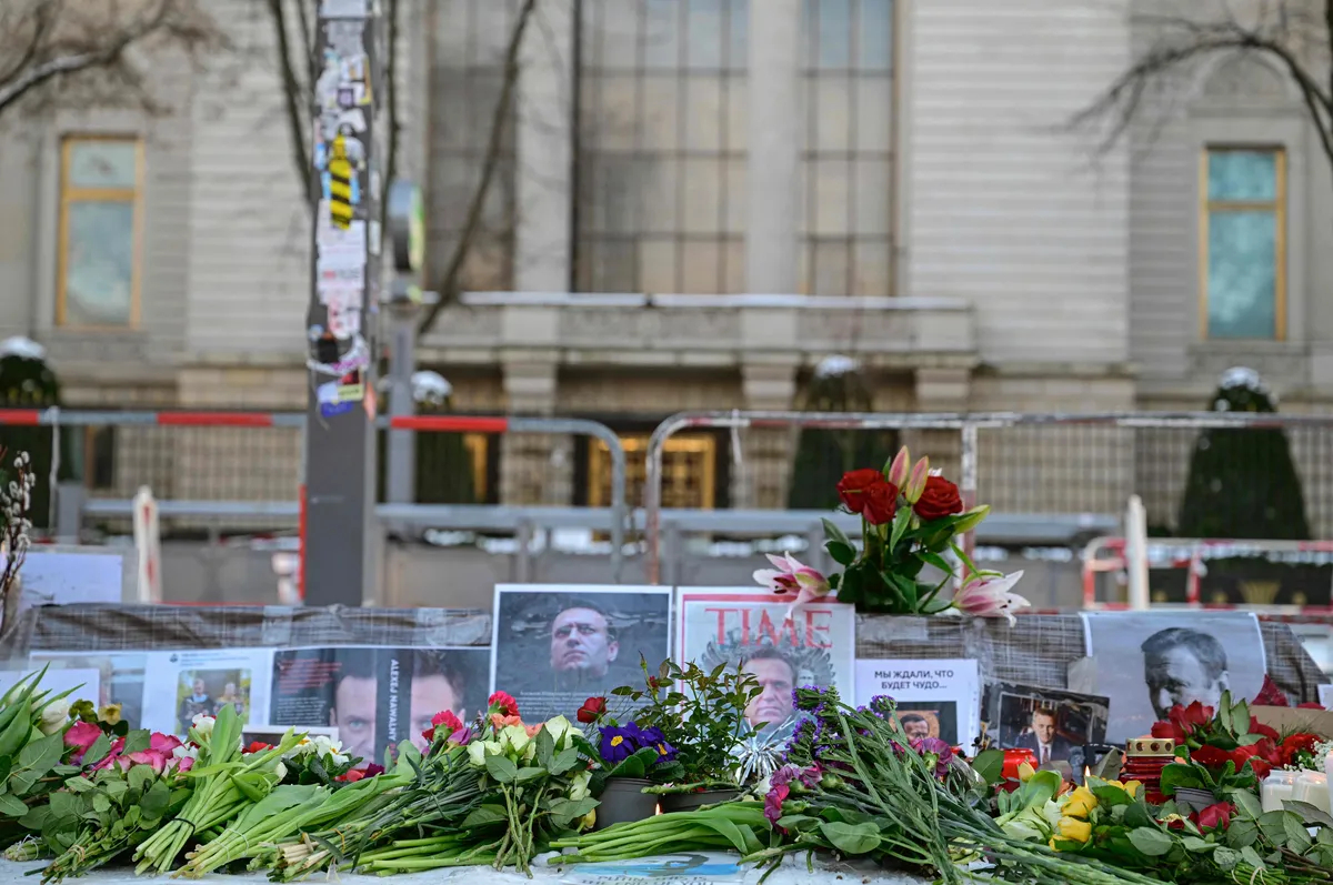 Цветы у импровизированного мемориала в память об Алексее Навальном перед посольством России в Берлине, 16 февраля 2025 года. Фото: John MacDougall / AFP / Scanpix / LETA