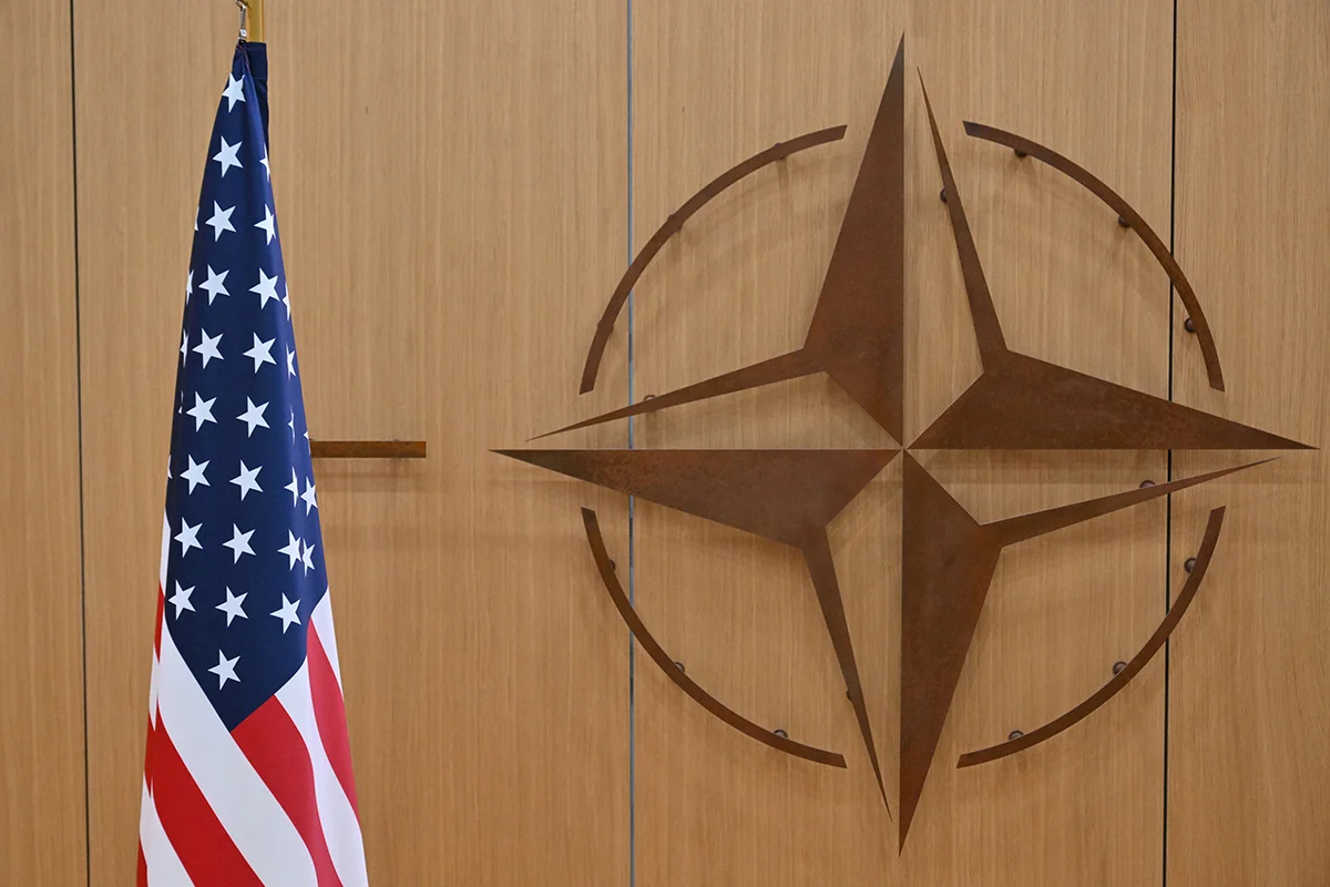 Флаг НАТО и флаг США перед встречей между специальным представителем США по Украине и Генеральным секретарем НАТО. Брюссель, Бельгия, 17 февраля 2025 года. Фото: Nicolas Tucat / EPA-EFE