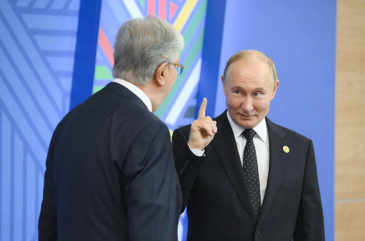 Владимир Путин и президент Казахстана Касым-Жомарт Токаев на церемонии встречи глав делегаций-участников саммита БРИКС в Казани, 23 октября 2024 года. Фото: Алексей Майшев / brics-russia2024.ru