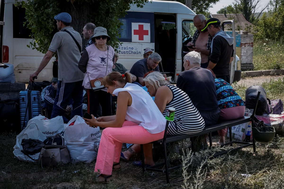 Эвакуированные жители Торецка, 3 июля 2024 года. Фото: Alina Smutko / Reuters / Scanpix / LETA