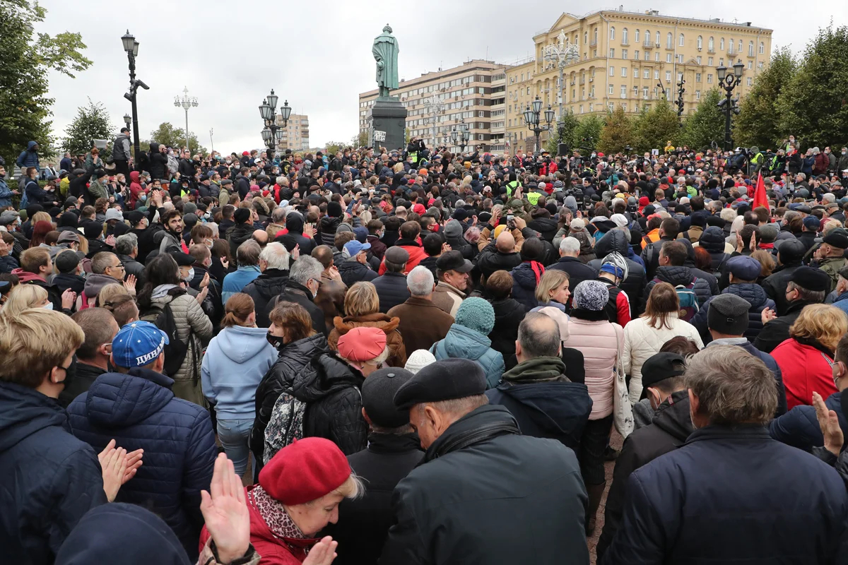 Сторонники КПРФ принимают участие в акции протеста против результатов парламентских выборов, Москва, 25 сентября 2021 года. Фото: Максим Шипенков / EPA
