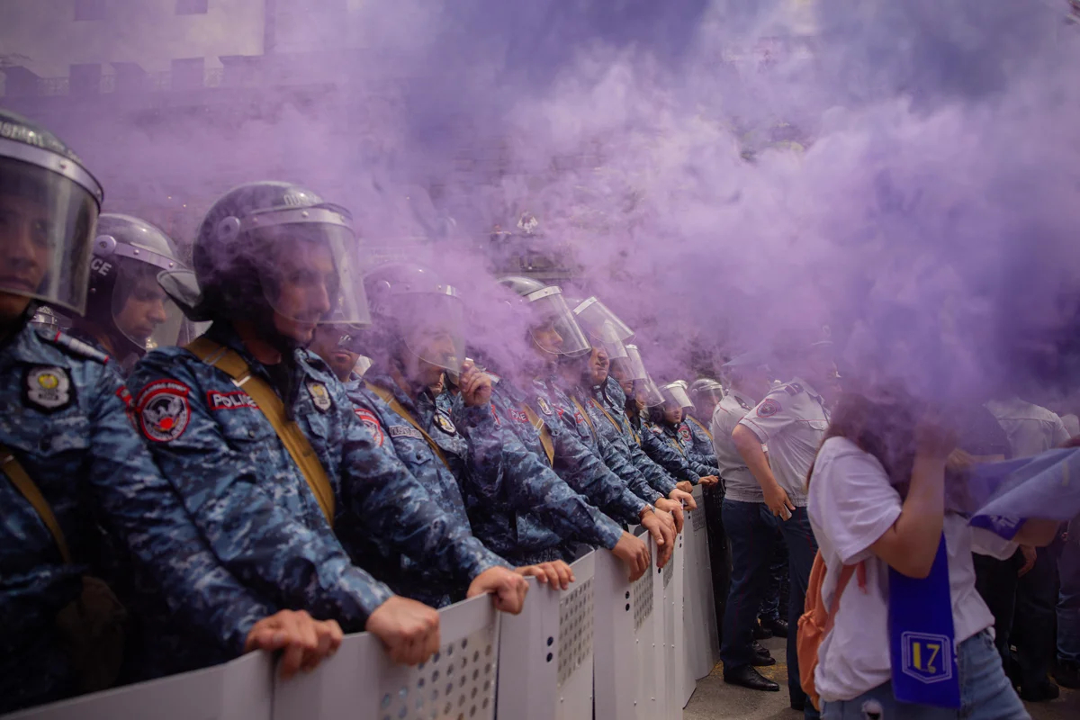 Сотрудники армянской полиции во время митинга, организованного Галстаняном у здания правительства в Ереване, Армения, 30 мая 2024 года. Фото: Anthony Pizzoferrato / Middle East Images / Abaca Press / Scanpix / LETA