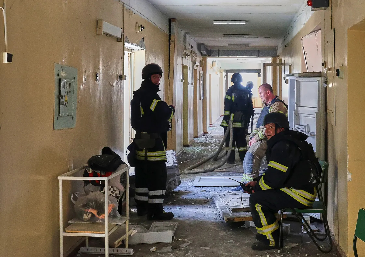 Ukrainian rescuers work at the site of a glide bomb strike in Kharkiv, northern Ukraine, 25 July 2025. Photo: EPA/SERGEY KOZLOV