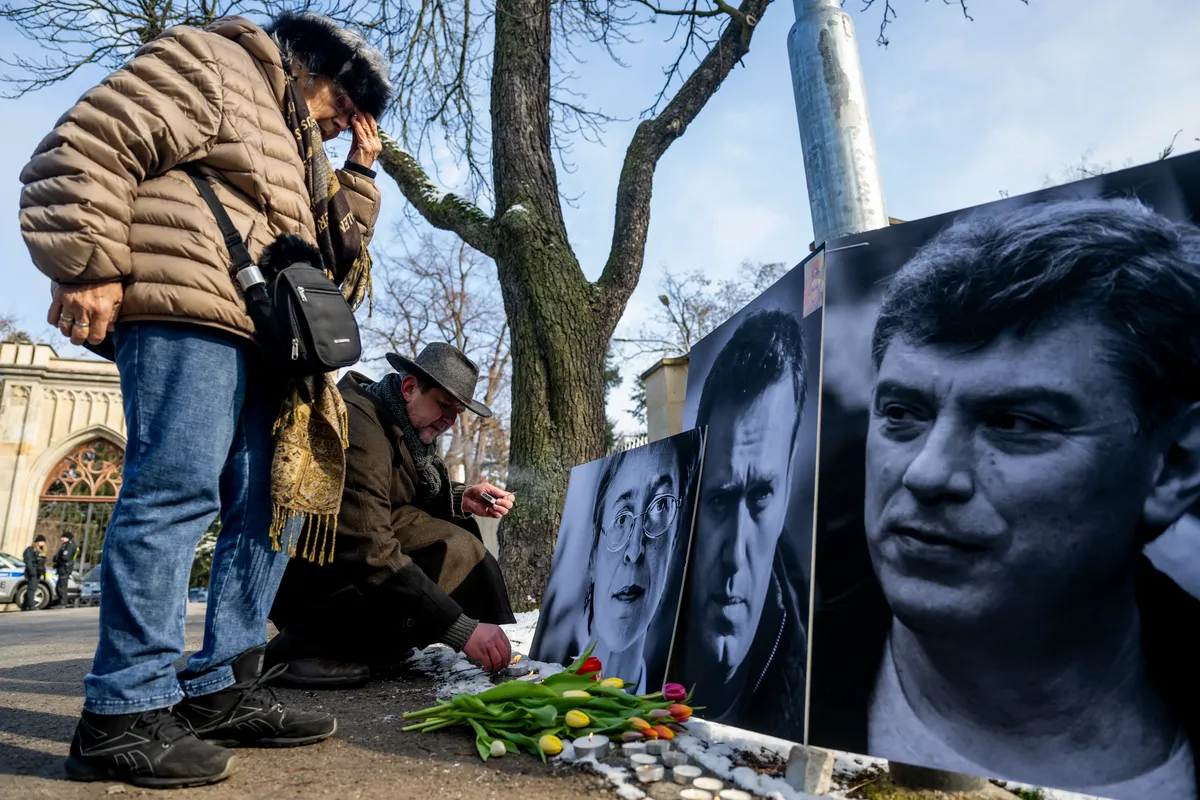 Портреты Анны Политковской, Алексея Навального и Бориса Немцова у российского посольства в Праге, Чехия, 16 февраля 2025 года. Фото: Ondrej Deml / CTK / ddp / Vida Press