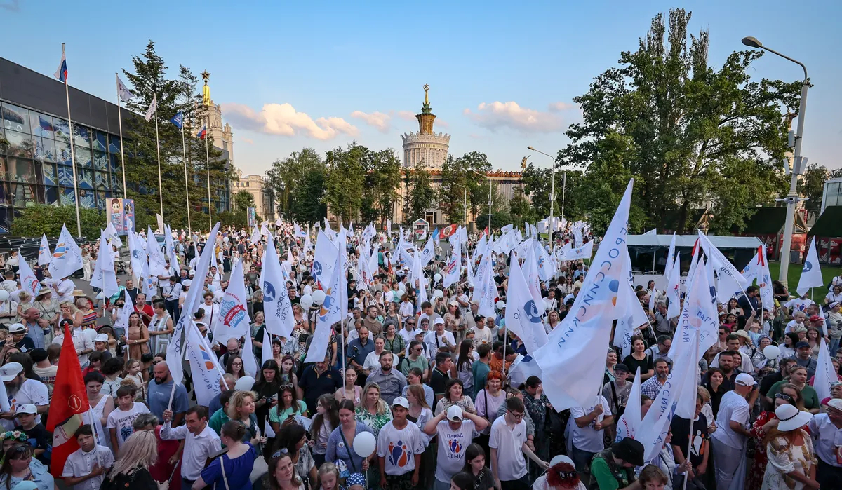 People march at the Day of Love, Family and Fidelity celebrations in Moscow, Russia, 8 July 2025. Photo: EPA/YURI KOCHETKOV