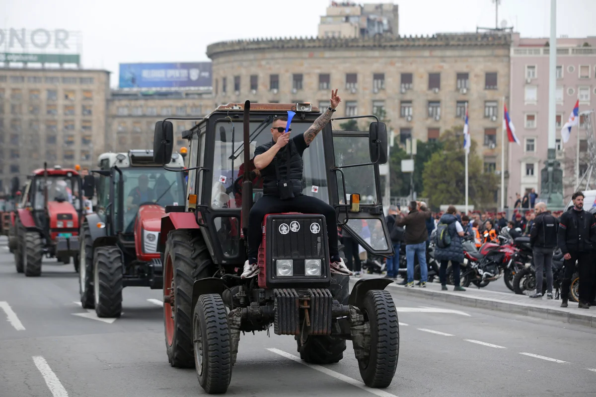 Фермеры прибывают на митинг в Белграде, 15 марта 2025 года. Фото: Andrej Cukic / EPA