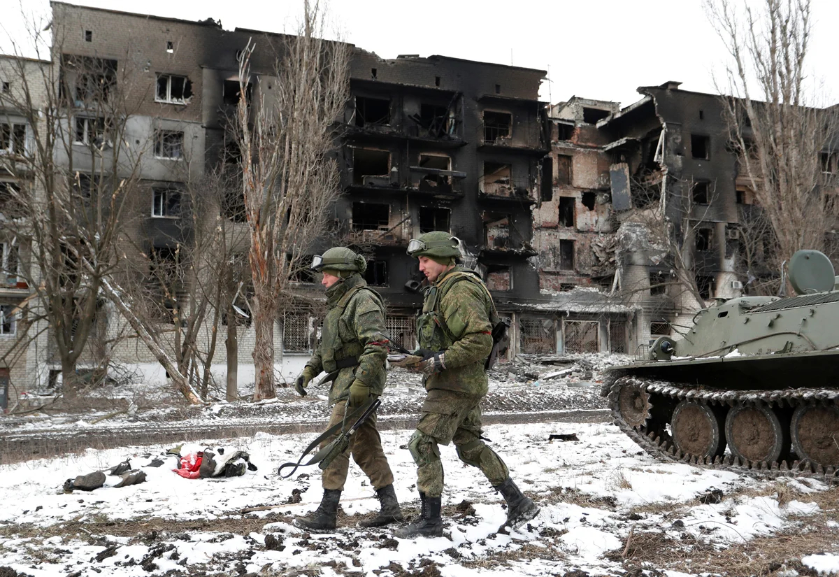 Российские военнослужащие без знаков отличия в Волновахе Донецкой области, 11 марта 2022 года. Фото: Александр Ермоченко / Reuters / Scanpix / LETA