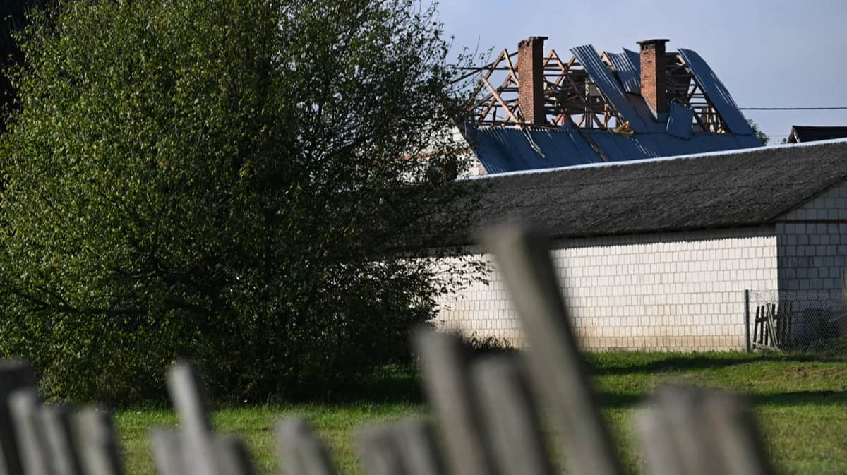 Крыша жилого дома, разрушенного российским дроном в Вырыки, Польша, 10 сентября 2025 года. Фото: Wojtek Jargilo / EPA