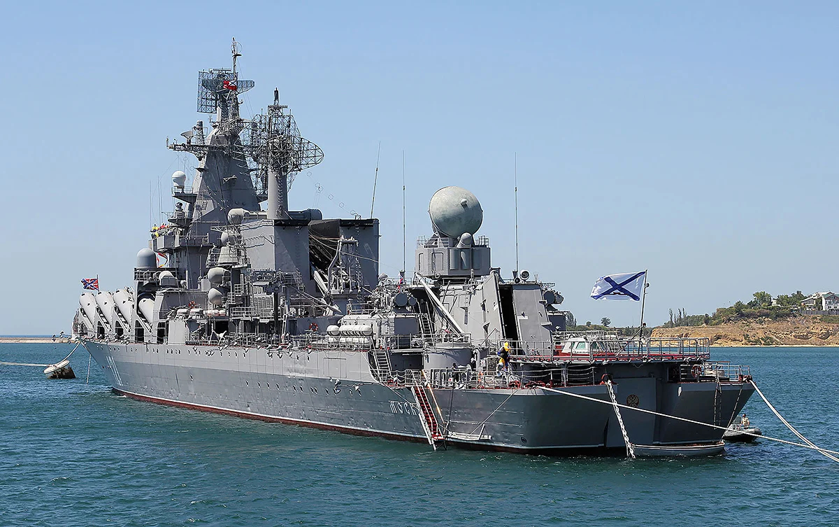 Российский ракетный крейсер «Москва» в бухте Севастополя, 2012 год. В апреле 2022-го, вскоре после начала полномасштабного вторжения РФ, украинские военные смогут его потопить. Фото Георгия Чернилевского, снимок передан автором в Общественное достояние / wikimedia.org
