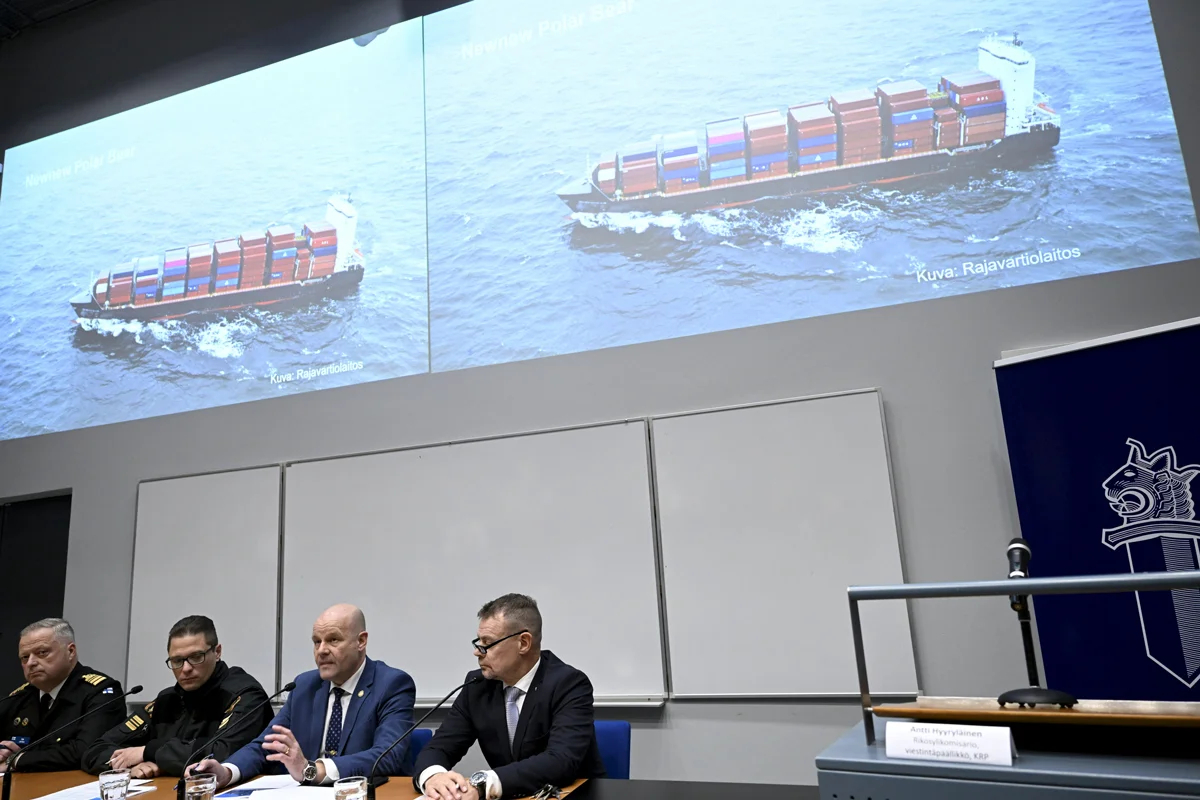 Пресс-конференция по делу о повреждении Balticconnector, Вантаа, Финляндия, 24 октября 2023 года. На экране за спикерами — фото судна Newnew Polar Bear под флагом Гонконга, которое находилось рядом с местом повреждения. Фото: Heikki Saukkomaa / Lehtikuva / Sipa USA / Vida Press