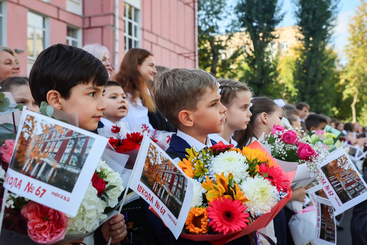 Школьники на линейке в честь начала учебного года в Москве, 1 сентября 2025 года. Фото: Юрий Кочетков / EPA