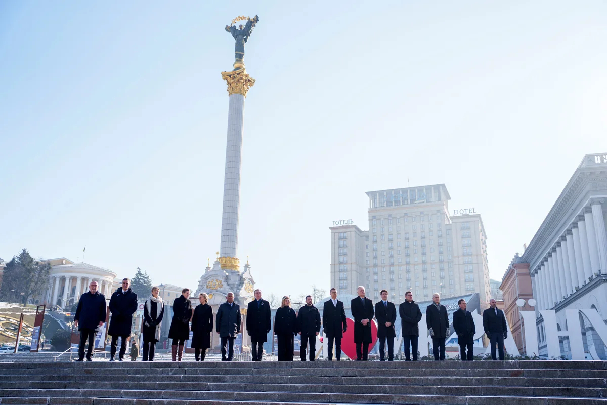Президент Украины Владимир Зеленский и Елена Зеленская с европейскими лидерами на площади Независимости в Киеве, Украина, 24 февраля 2025 года. Фото: Javad Parsa / EPA