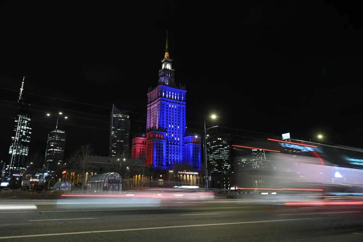 Warsaw’s Palace of Culture and Science is illuminated in blue to mark the start of the Polish presidency of the European Council, 2 January 2025. Photo: EPA-EFE / MARCIN OBARA