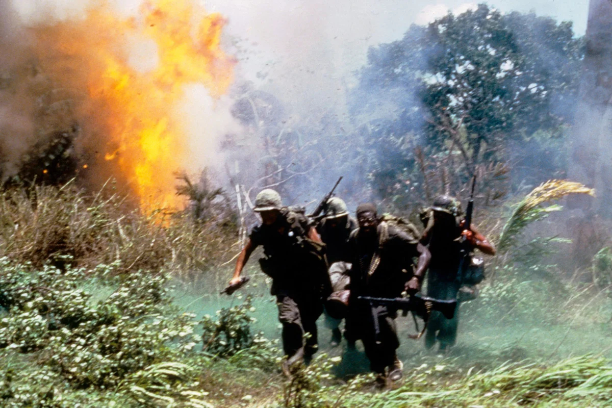 Кадр из фильма «Взвод», 1986 год. Фото: Cinema 86 / Hemdale Film / Corpora / Mary Evans Picture Library / Scanpix / LETA