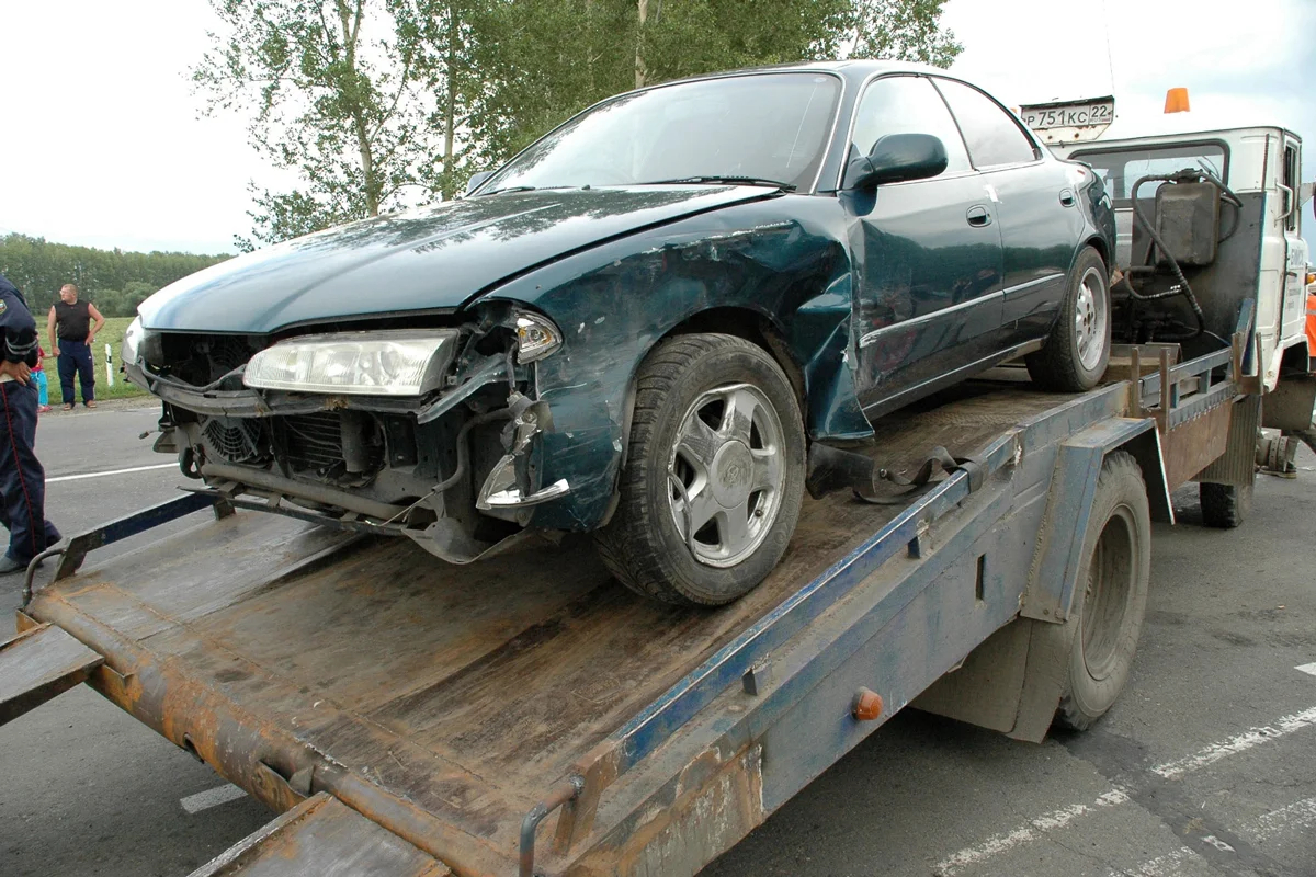 Автомобиль Toyota, принадлежащий Олегу Щербинскому, увозят на эвакуаторе с места автокатастрофы, Барнаул, Алтайский край, 7 августа 2005 года. Фото: Андрей Каспришин / Коммерсантъ / Sipa USA / Vida Press