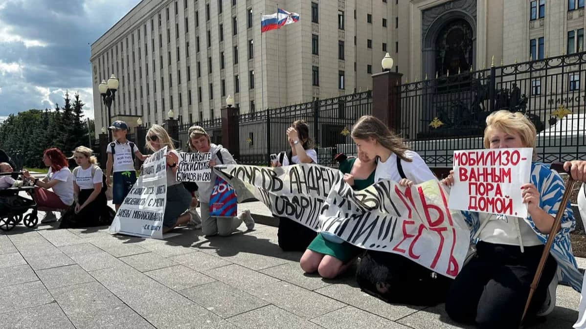 A rally organised by wives of mobilised Russian soldiers on 3 June. Photo: PauliaMobility / Telegram