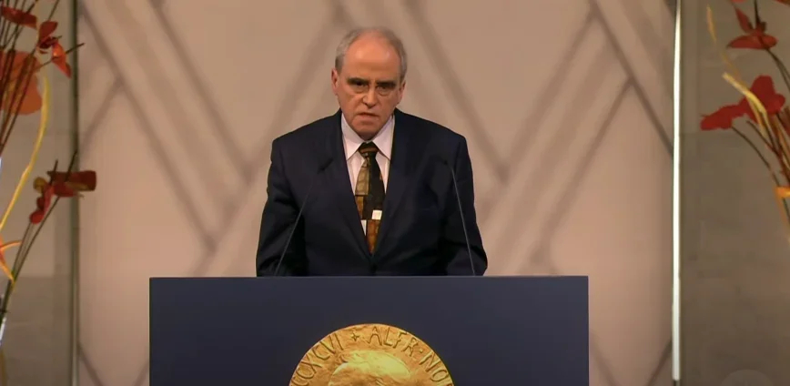 Photo screenshoted from the official broadcast