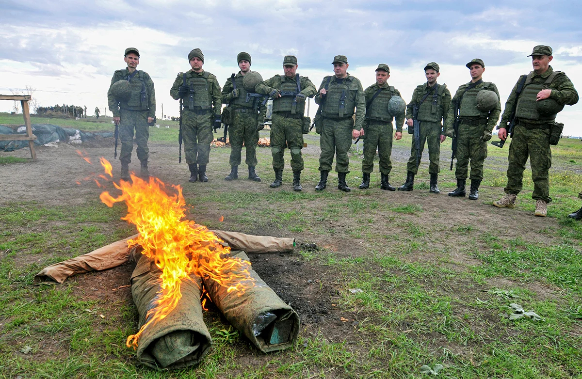Российские призывники проходят военную подготовку на полигоне в Ростовской области на юге России, 4 октября 2022 года. Фото: Аркадий Будницкий / EPA