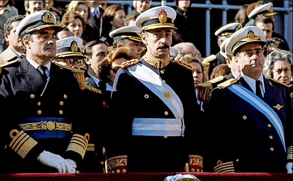 «Первая военная хунта» — адмирал Эмилио Массера, генерал-лейтенант Хорхе Видела и бригадный генерал Орландо Агости (слева направо) — наблюдают за военным парадом в честь Дня независимости на Авенида-дель-Либертадор, Аргентина, 9 июля 1978 года. Фото правительства Аргентины