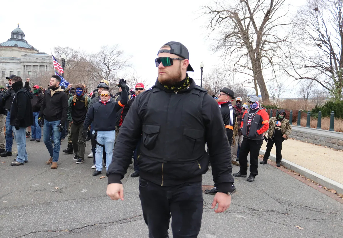 PROUD BOYS маршируют перед Верховным судом США, 6 января 2021 г. Wikimedia Commons , Elvert Barnes Photography