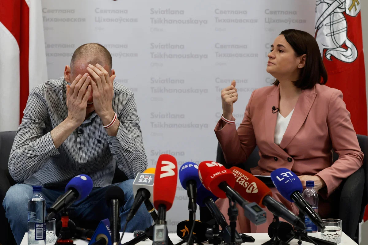 Sviatlana Tsikhanouskaya and husband Siarhei at a press conference in Vilnius, Lithuania, 22 June 2025. Photo: Mindaugas Kulbis / AP Photo / Scanpix / LETA