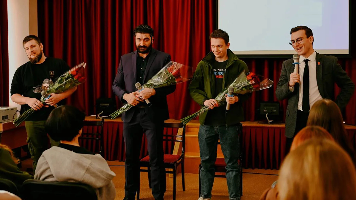 Евгений Рассказов в школе №88 Москвы, 21 февраля 2025 года. Фото: @sch88c / Telegram
