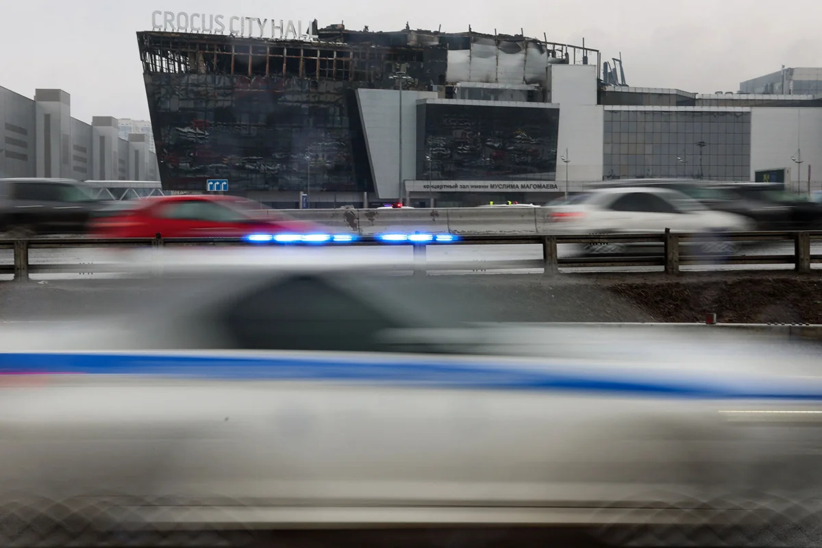 Полицейская машина проезжает мимо Crocus City Hall , 23 марта 2024 года. Фото: AFP / Scanpix / LETA