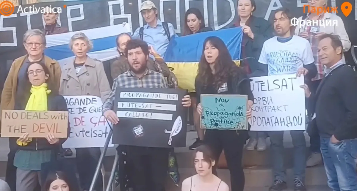 Акция против российской пропаганды у здания офиса французской компании Eutelsat в Париже. Фото: скрин видео