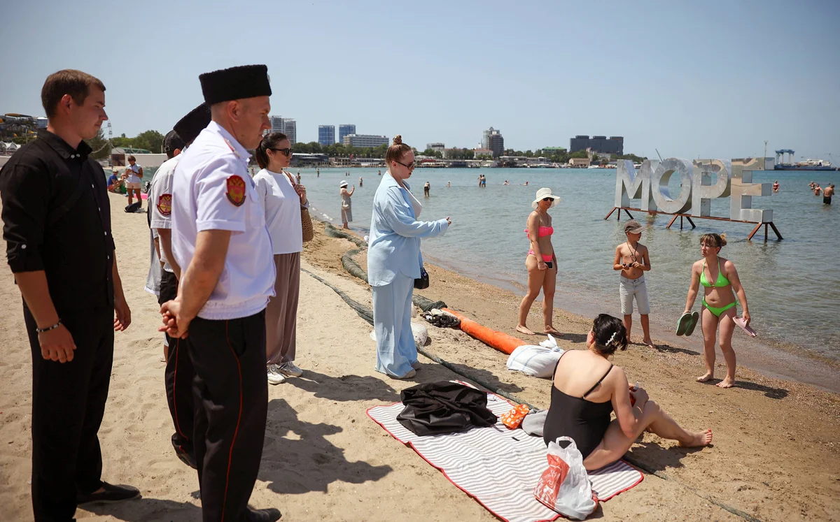 Казаки патрулируют пляж в Анапе, 8 июня 2025 года. Фото: Виталий Тимкив / Спутник / Imago Images / Scanpix / LETA