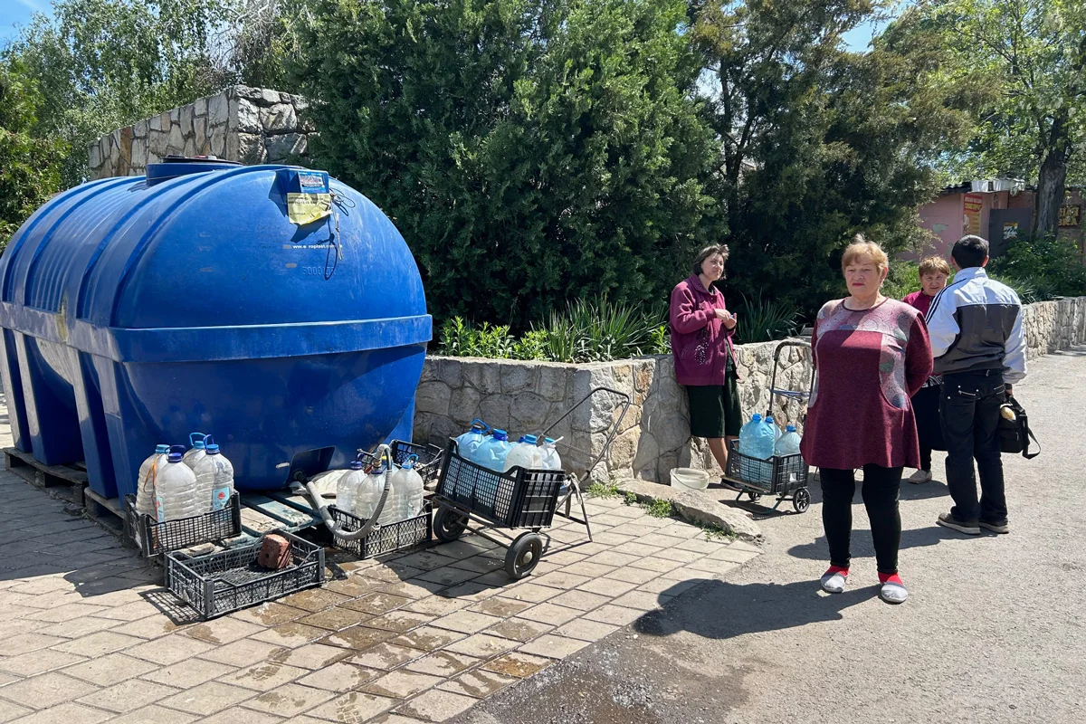 Бак с водой в поселке Северный, Торецк, май 2024 года. Фото Дмитрия Дурнева