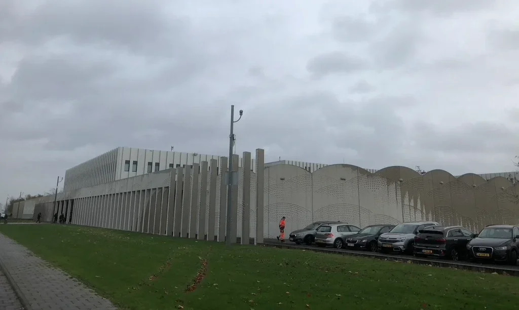 The judicial complex embedded with the prison wall. Photo by Ekaterina Glikman