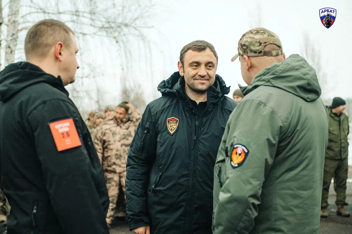 Армен Саркисян и бывший губернатор Курской области Алексей Смирнов, ноябрь 2024 года. Фото: «АрБат» / Telegram