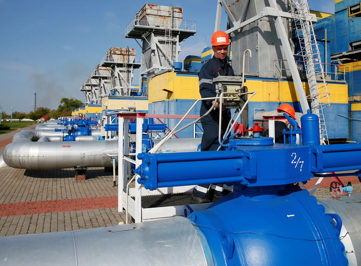 Сотрудник газокомпрессорной станции возле Ужгорода, Украина, 7 октября 2021 года. Фото: Gleb Garanich / Reuters / Scanpix / LETA