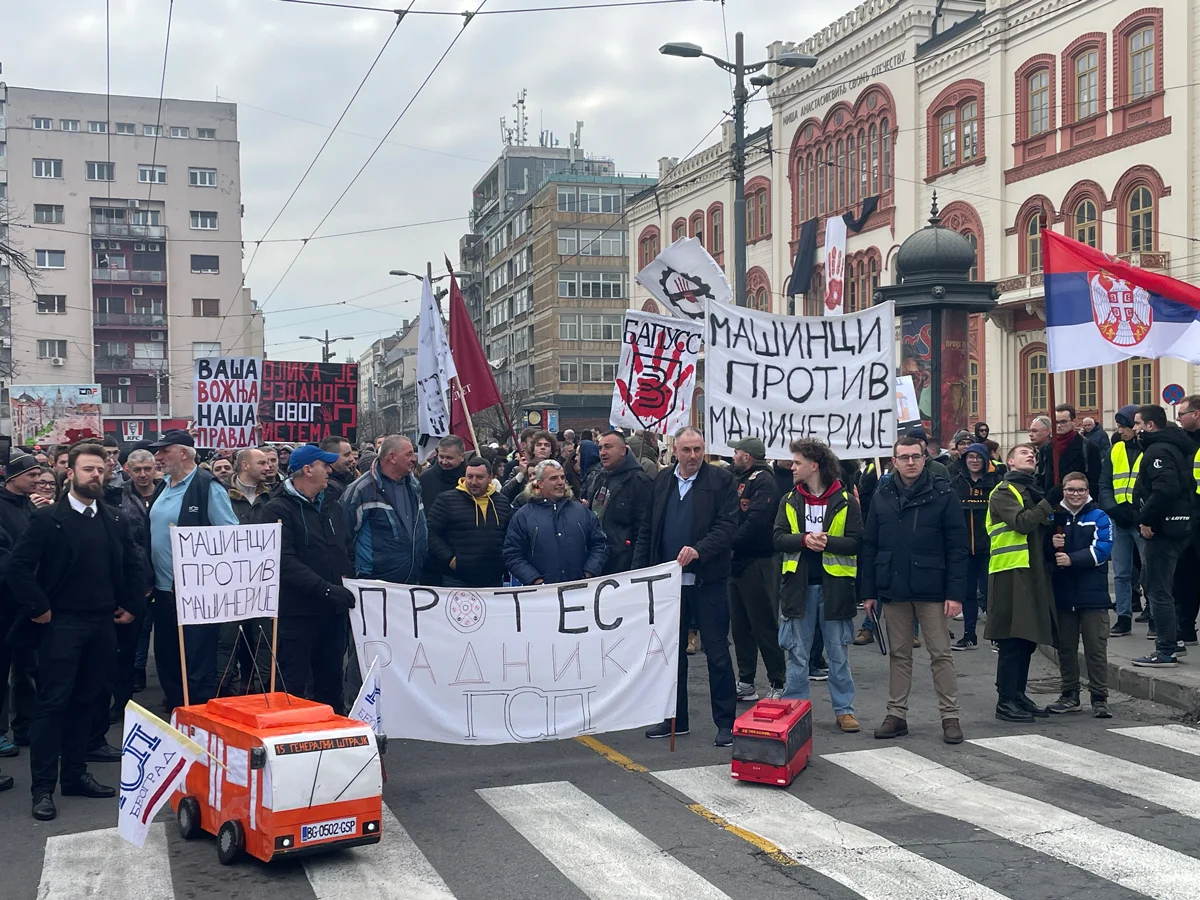 Акция протеста у здания городской транспортной компании Белграда, 5 февраля 2025 года. Фото: Илья Азар / «Новая газета Европа»