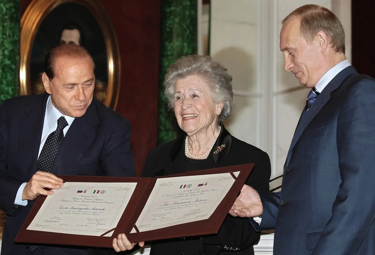Ирина Антонова, Владимир Путин и Сильвио Берлускони после вручения Антоновой почётного диплома за укрепление российско-итальянской дружбы, Москва, 3 ноября 2004 года. Фото: Kremlin / ITAR-TASS / EPA