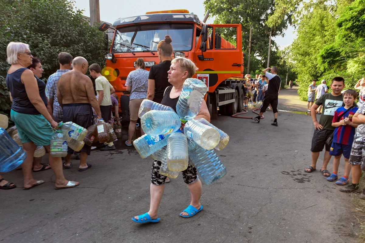 People queueing for water in Donetsk, 29 July 2025. Photo: Taisia Vorontsova / Kommersant / Sipa USA / Vida Press